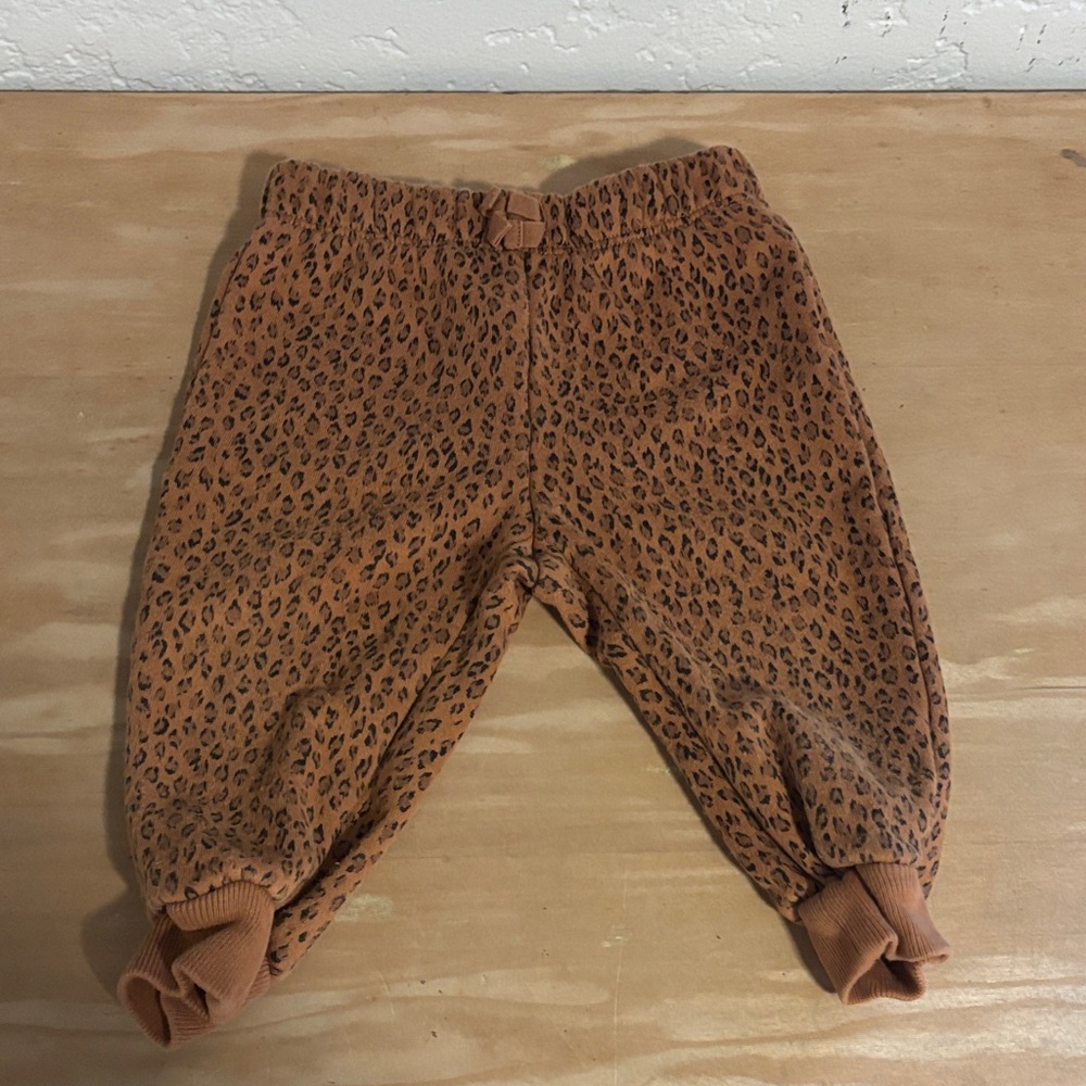 BabyGap Leopard Print Set (6-12 Months) - Picture 9 of 15